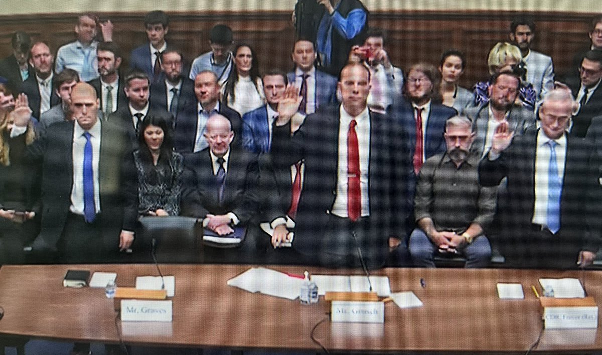 【緊急ニュース】

先日、アメリカ議会でUFOに関する情報を持つ3人の人物が宣誓をして発言をしました！

元米CIA局員のデイビッド・グルーシュの宣誓証言↓

アメリカ政府は宇宙人の遺体を隠している。

現在までに少なくとも12機のUFOを回収している。

宇宙船からは人間ではない生き物の遺体が…
😨