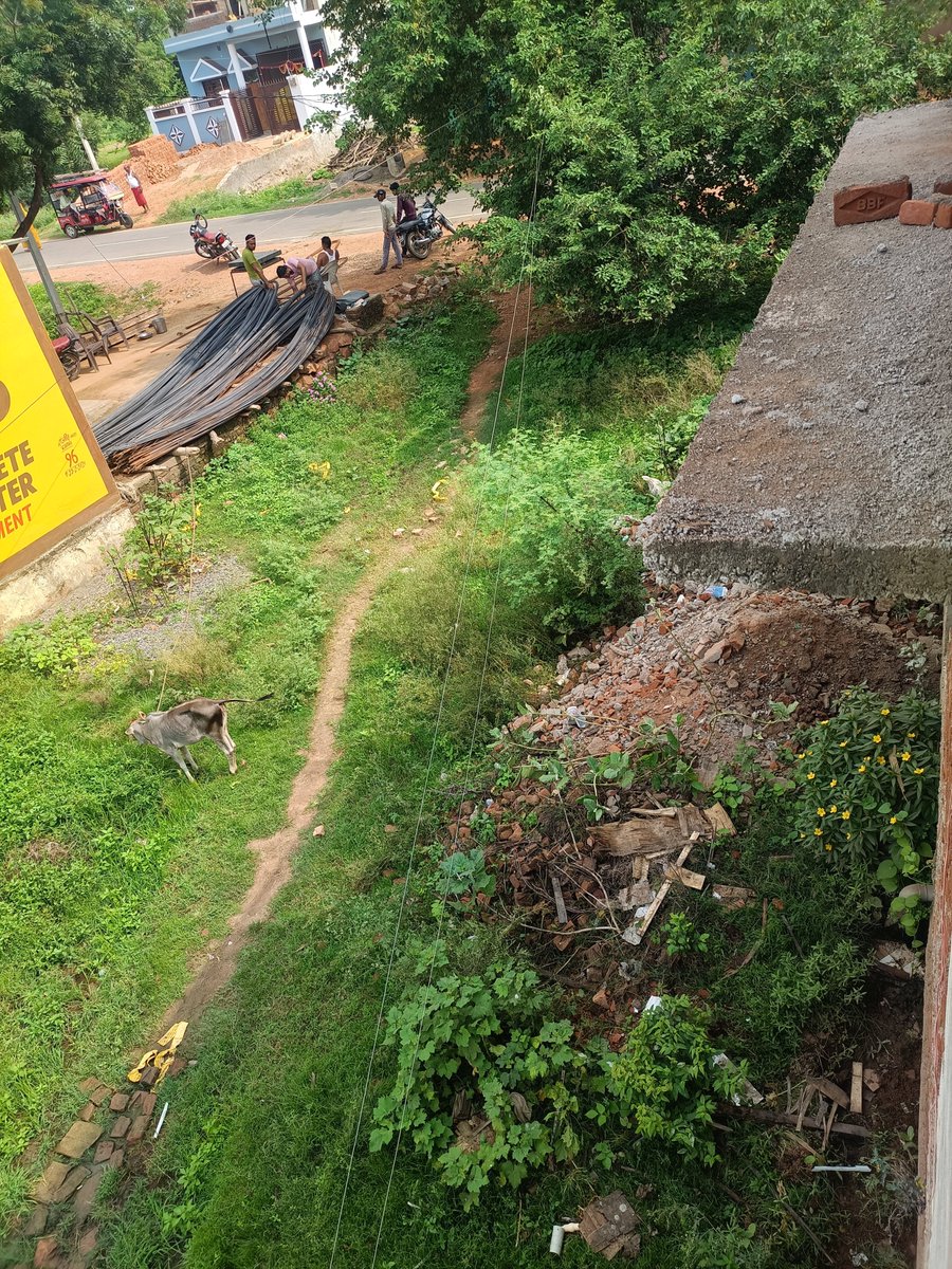 naughtyboy00001's tweet photo. Dear @mpeastdiscom people beside my house are stealing electricity with nude wire which is a very high risk for the people living around. I request you to please take proper action before any hazard occurs. Pictures are attached.
@PradhumanGwl @shivraj https://t.co/3S4yKbf2uG
