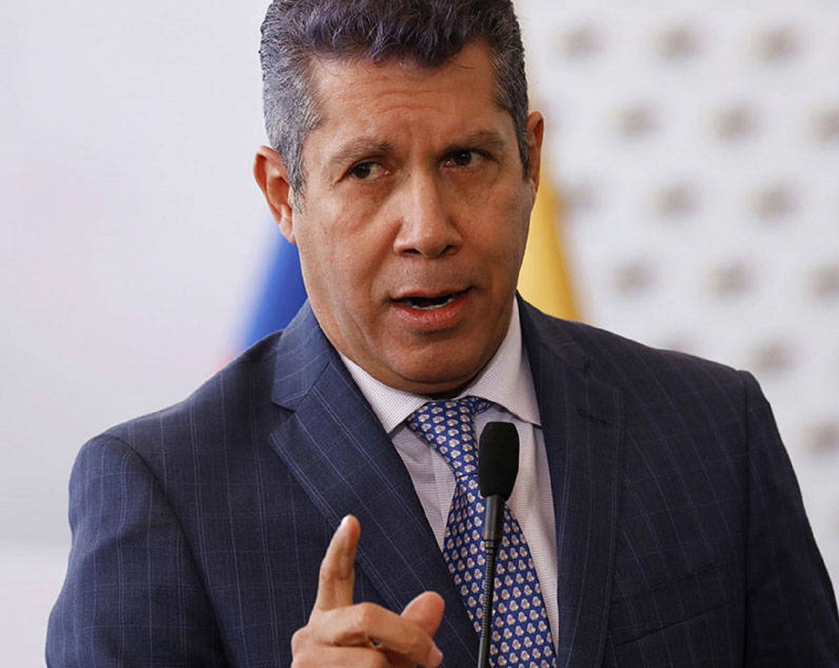 El pollo Carvajal confirmó que Henry Falcón se prestó para la gran farsa electoral y consolidar al tirano colombiano Maduro en el poder... Bertuchi y Falcón en su momento tendrán que responder por fraude contra el pueblo. Traidores.