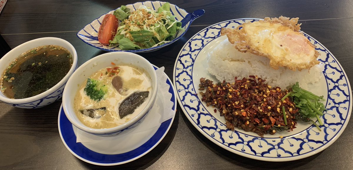 Kenta69_1983's tweet photo. BLUE CHANGさんでタイプレートランチ🇹🇭

グリーンカレーとガパオです🍚

グリーンカレーはマイルドでありながら奥深い癖のない味わいで本当に美味い！

ガパオも塩気と風味が程良く��が進む😋
激辛にしちゃったけど❤️‍🔥

タイ料理と焼肉が味わえるという個性的な店！

またきまーす🙏

#BLUECHANG https://t.co/oRKRfYCXLO