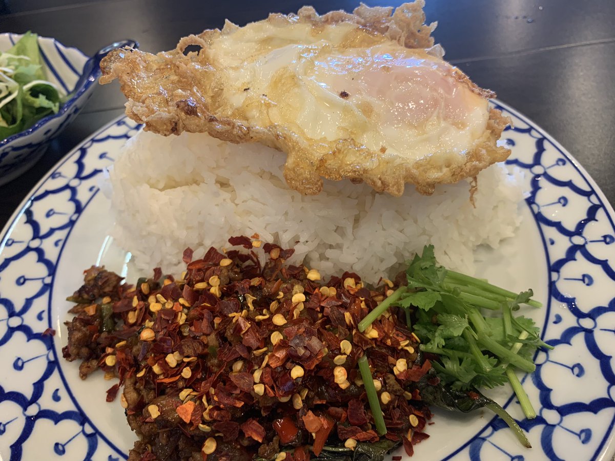Kenta69_1983's tweet photo. BLUE CHANGさんでタイプレートランチ🇹🇭

グリーンカレーとガパオです🍚

グリーンカレーはマイルドでありながら奥深い癖のない味わいで本当に美味い！

ガパオも塩気と風味が程良く��が進む😋
激辛にしちゃったけど❤️‍🔥

タイ料理と焼肉が味わえるという個性的な店！

またきまーす🙏

#BLUECHANG https://t.co/oRKRfYCXLO