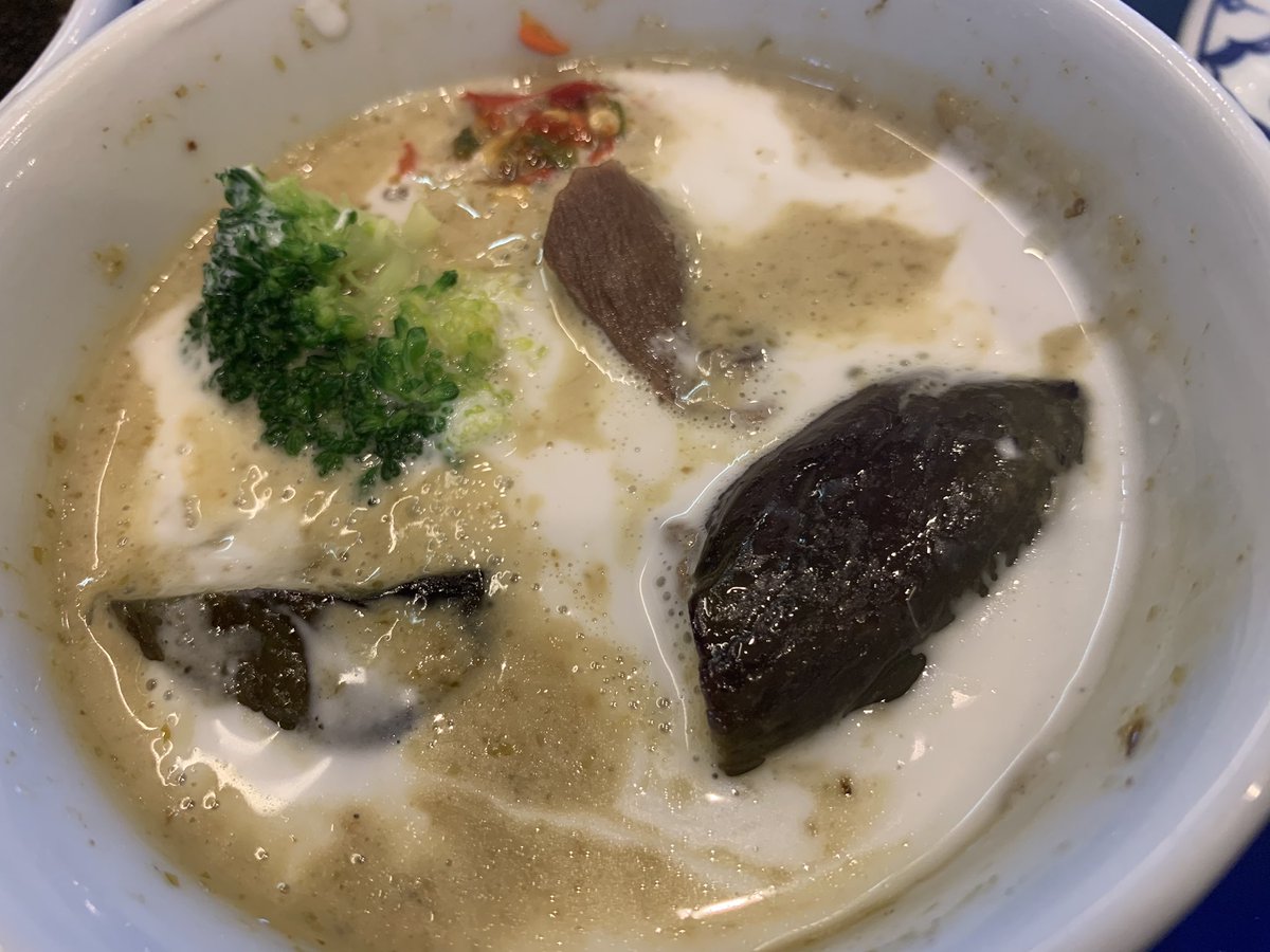 Kenta69_1983's tweet photo. BLUE CHANGさんでタイプレートランチ🇹🇭

グリーンカレーとガパオです🍚

グリーンカレーはマイルドでありながら奥深い癖のない味わいで本当に美味い！

ガパオも塩気と風味が程良く��が進む😋
激辛にしちゃったけど❤️‍🔥

タイ料理と焼肉が味わえるという個性的な店！

またきまーす🙏

#BLUECHANG https://t.co/oRKRfYCXLO