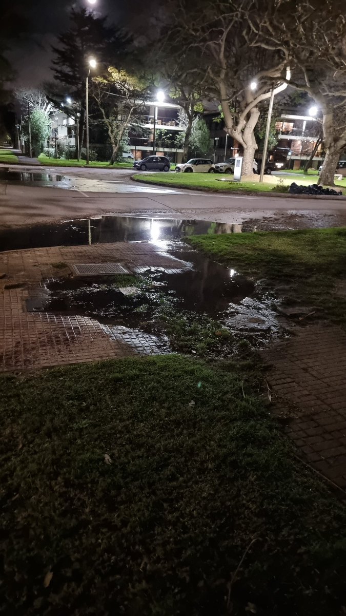 fernand01053368's tweet photo. @OSE_Uruguay Desde hace quince días vengo llamando a @ose para informarles de esta pérdida de agua. Hasta el momento NADA! Esto es en Av. Rivera esquina Dr Jude Carrasco https://t.co/fZKSSui0r0