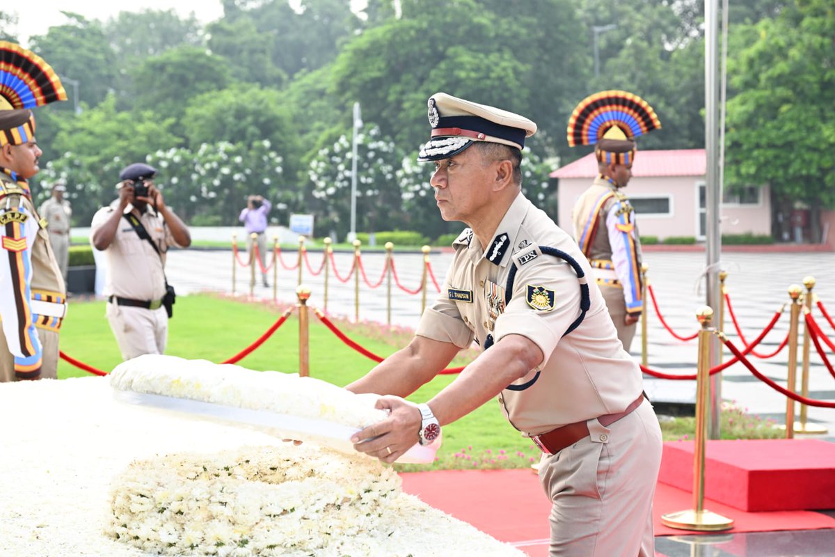 crpfindia's tweet photo. In reverence to the fallen heroes of the force, on the occasion of the 85th #CRPFRaisingDay, @sthaosen, DG #CRPF, laid a wreath at the National Police Memorial and paid homage to the Bravehearts of the force who made their supreme sacrifice at the altar of duty. https://t.co/TEjJkSzvnc
