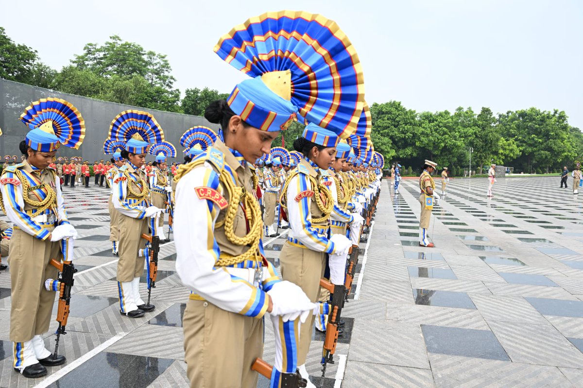 crpfindia's tweet photo. In reverence to the fallen heroes of the force, on the occasion of the 85th #CRPFRaisingDay, @sthaosen, DG #CRPF, laid a wreath at the National Police Memorial and paid homage to the Bravehearts of the force who made their supreme sacrifice at the altar of duty. https://t.co/TEjJkSzvnc