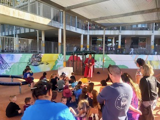 We welcome Aboriginal parents, carers, grandparents & special guests from Cooinda AECG to our 'Honouring Our Elders' BBQ, yarn bombing activities and the long awaited unveiling of our new school mural painted by Grant Molony @JessicaMalu4 @nswaecg drive.google.com/file/d/1NCqOhh…