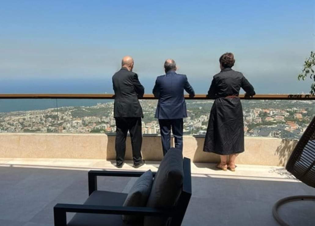 Varouj_'s tweet photo. الصورة معبرة بشكل إستثنائي لمن يفهمها.....
#جبران_باسيل
يتوسط آن غريو وإيڤ لودريان على شرفة منزله في البياضة. 
ما أراد لهما أن يشاهداه هو تلك الجغرافيا النابضة بالحياة
فهل وصلت الفكرة وبلغت الرسالة مقصدها ؟؟؟ https://t.co/t7cJP8vrTa