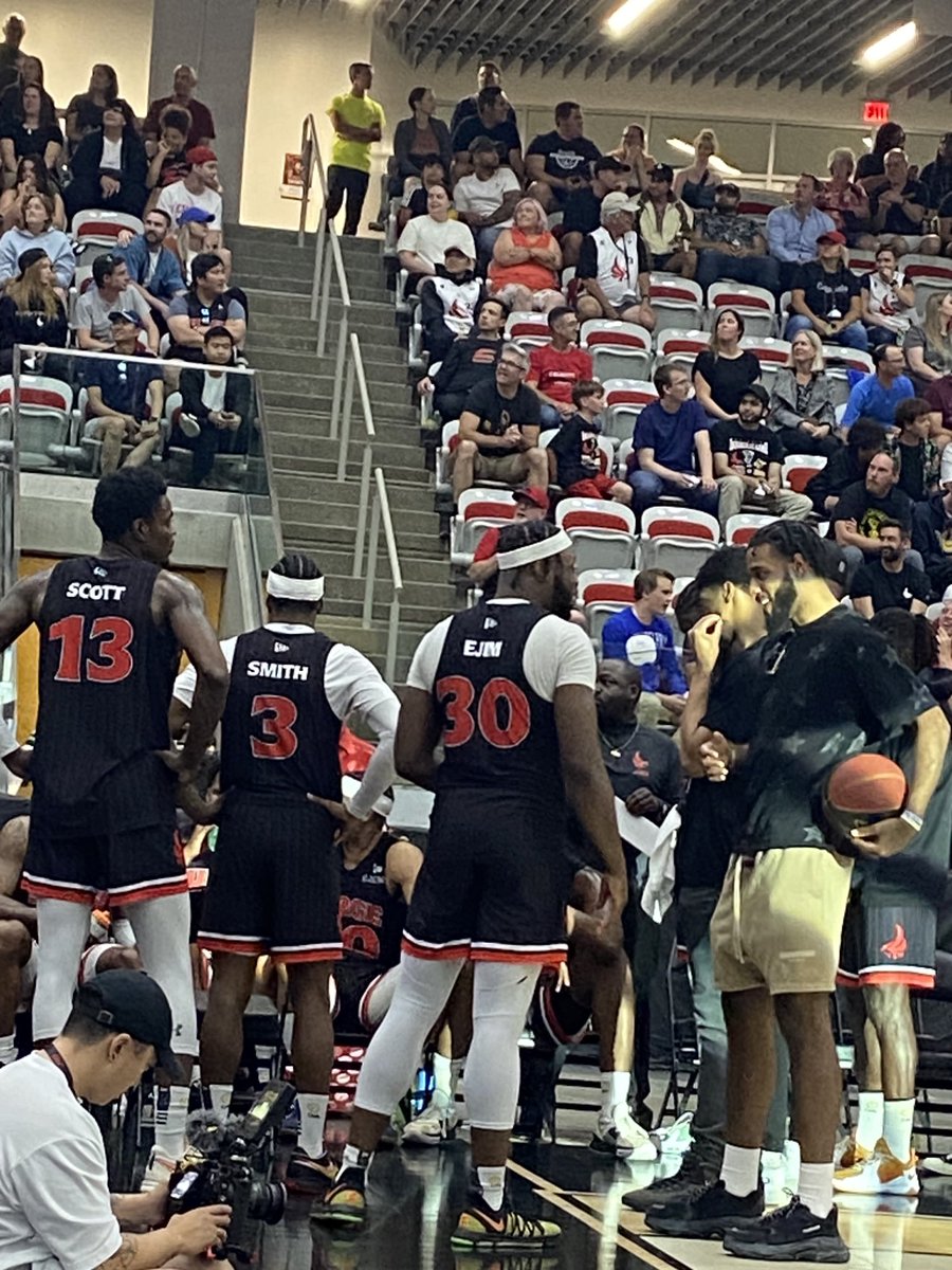 Such a great time sitting court-side at the ⁦<a href="/CalgarySurge/">Calgary Surge</a>⁩ game as they clinched home court advantage heading into the playoffs. Amazing atmosphere ⁦<a href="/CEBLeague/">CEBL</a>⁩ 🙏🏀❤️