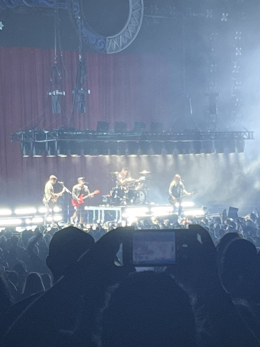 casblueeye's tweet photo. Thnks fr th mmrs fall out boy π€β€οΈπππ€ #fobatl https://t.co/PFsVFKPLBD