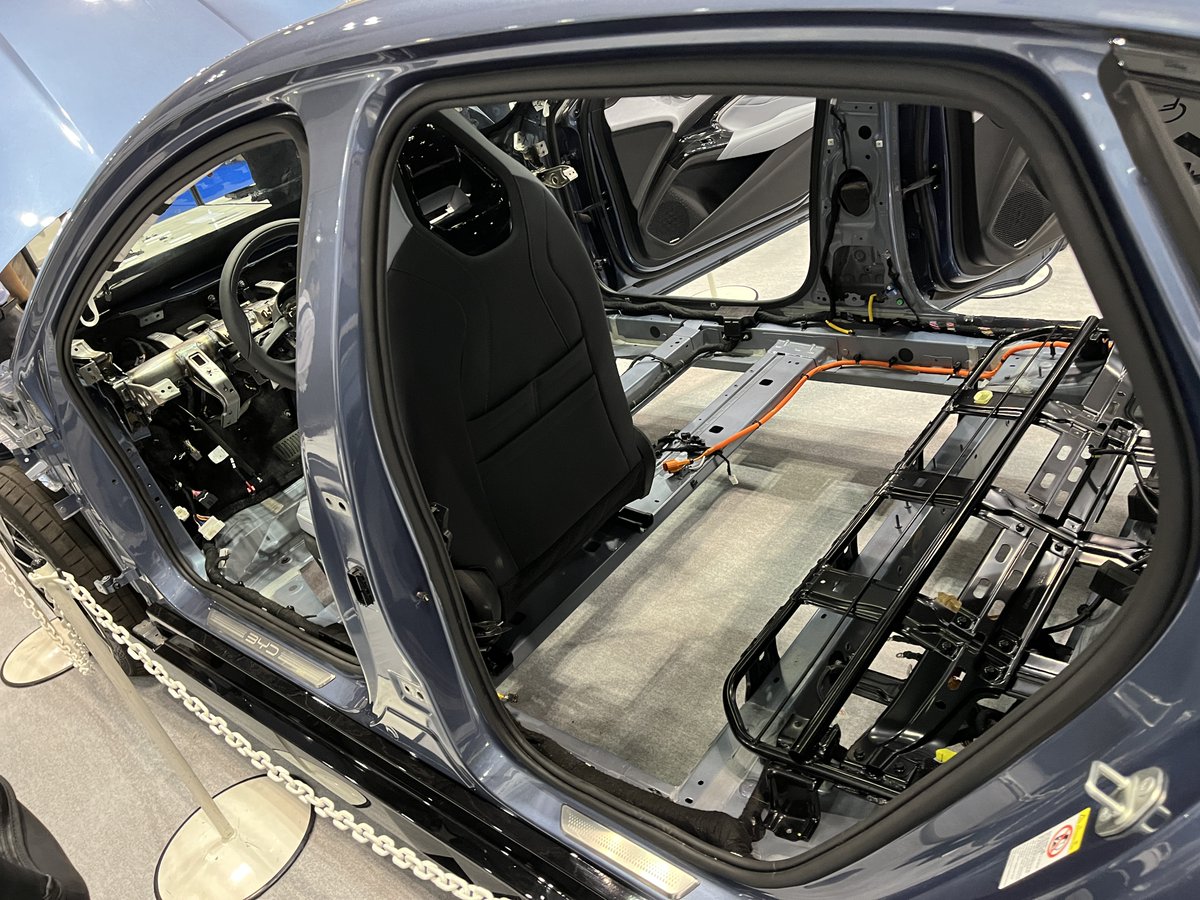 YamamotoPENU's tweet image. テクノフロンティアの見どころ紹介。
RTのBYD・SEALの車体設計思想も生々しく確認できます。
車体下部はサイドバーフレーム以外はスカスカ！
じゃあ、どうしているのか？
是非、足をお運びしてご確認くださいませ♪
#テクノフロンティア2023