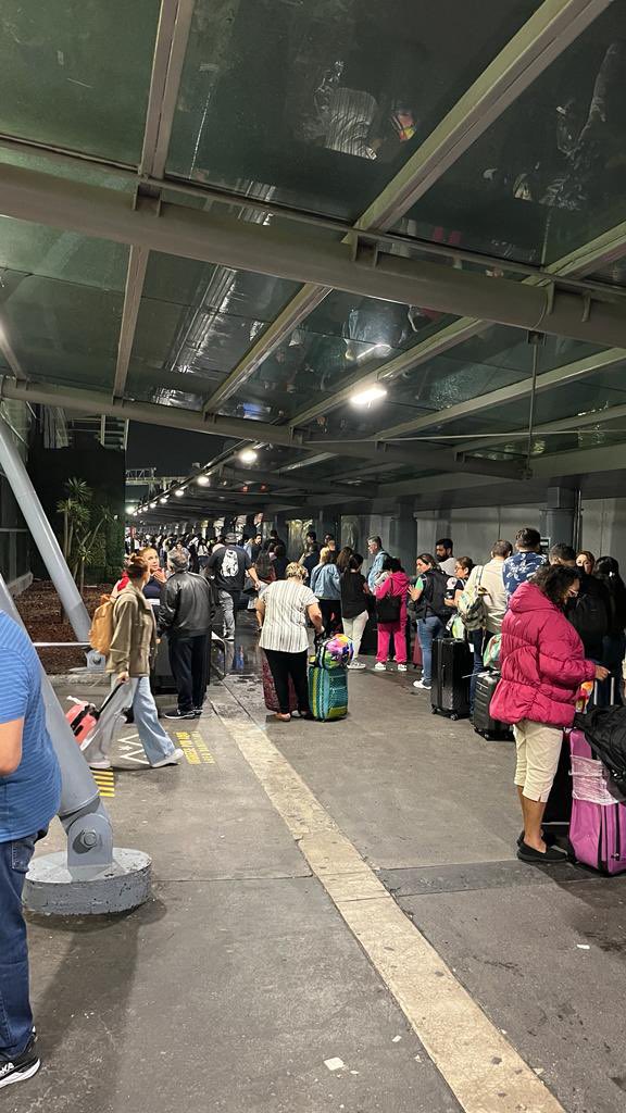 rafael1905's tweet photo. @VILLALVAZO13 @inakimanero @889Noticias Tremendo caos! En el @Aeropuerto_GDL , fila de 2hrs para poder abordar un taxi. Esto también es #EstadoFallido. https://t.co/zsI8nb4S6j
