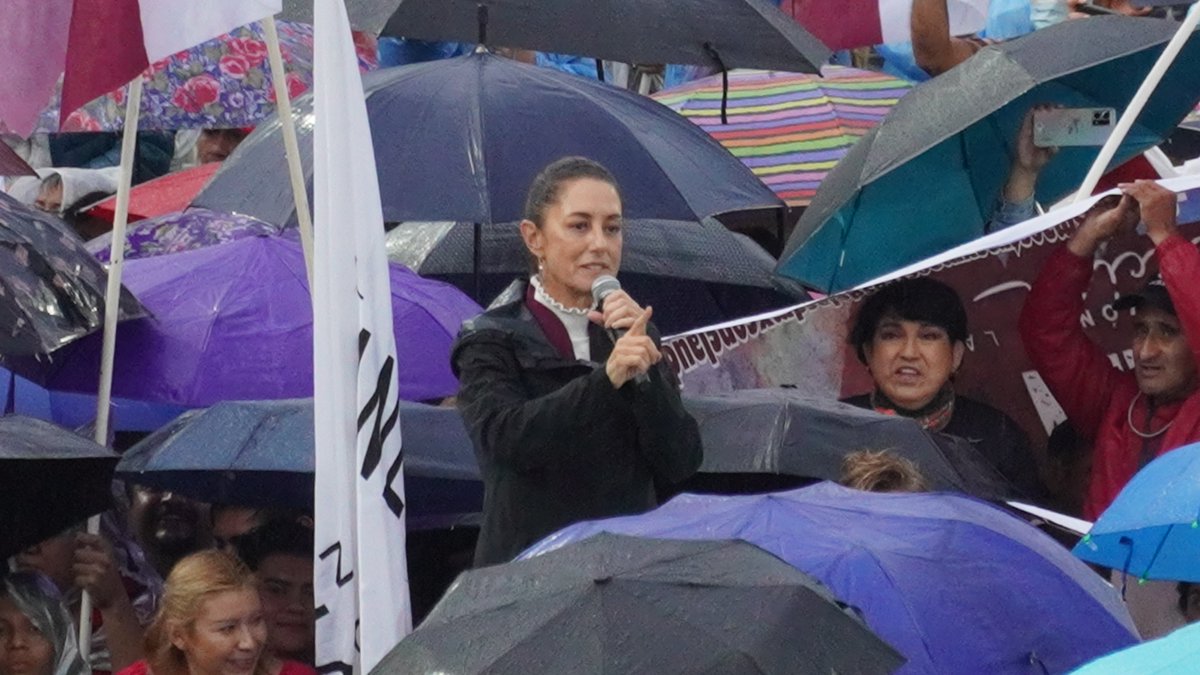 Hoy la Dra. <a href="/Claudiashein/">Claudia Sheinbaum Pardo</a>  llevó a cabo una asamblea informativa en Cuautepec, Gustavo A. Madero.
Ni la lluvia, ni nada para a nuestra próxima presidenta… Y recuerda que tenemos una cita el martes 8 de agosto.✌❤
#AmorEsGAM