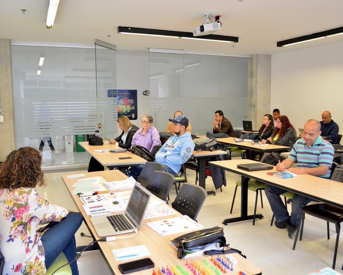 roble_caro's tweet image. Gracias @FUNDECA por hacerme parte de esta iniciativa. Soy una convencida de que acercar a los chicos al pensamiento computacional es una experiencia transforma su desarrollo cognitivo. @CogniMachine