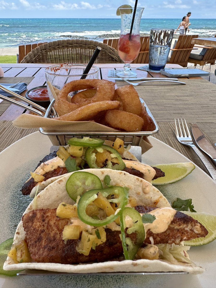 yourminuteisup's tweet photo. Our last meal in Hawaii, couldn’t have been more perfect. Aloha 🌺 https://t.co/qsrykcUufs