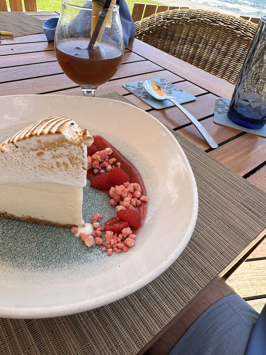 yourminuteisup's tweet photo. Our last meal in Hawaii, couldn’t have been more perfect. Aloha 🌺 https://t.co/qsrykcUufs