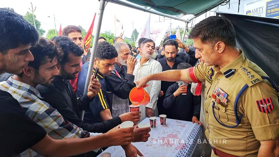 KashmirUpdate1's tweet photo. In Pictures: SSP Srinagar Rakesh Balwal, IPS distribute refreshment among the mourners of Shia Community at Srinagar . @SrinagarPolice

.
.
📸Photos © Shabraiz Bashir 📸 https://t.co/pViTECHmUN