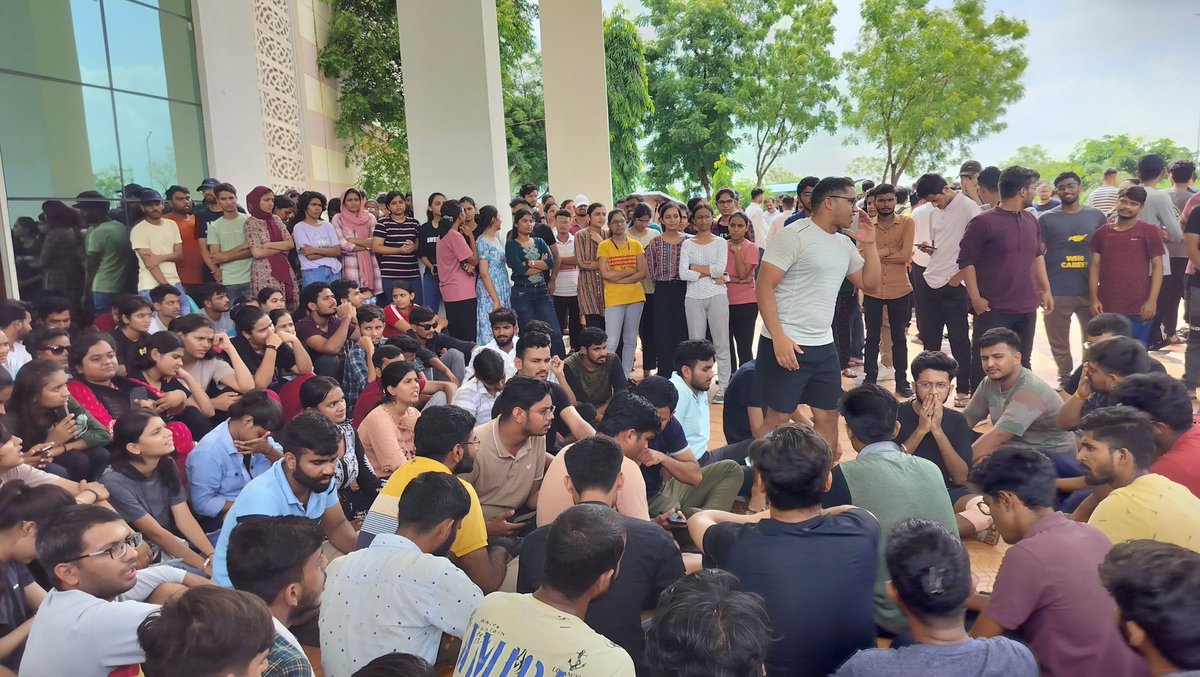 amanverma_98's tweet photo. #curaj_suicide
A girl committed suicide in Central University of Rajasthan.
Administration is dead.
Police were allowed to come in the campus but no action was taken.
#soscuraj #curaj_suicide
@PMOIndia @MoHFW_INDIA @rashtrapatibhvn @ugc_india
@CURajasthan @RajCMO https://t.co/YxmJC9O81M