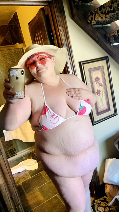 Fun in the sun ☀️  Getting wet 💦 https://t.co/62BbsWg2rF