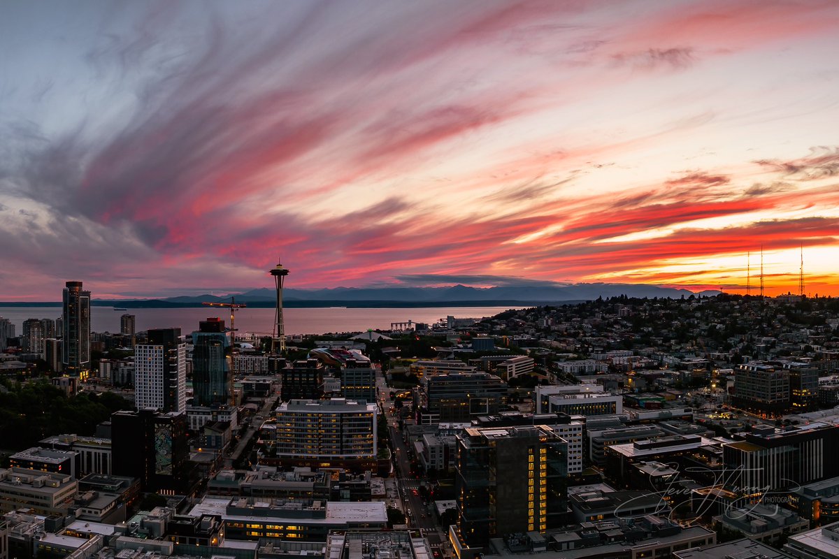 steven_t_luong's tweet photo. That fire sky at sunset tonight 🥵 https://t.co/ZYy1qYro41