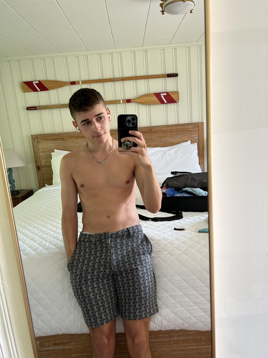 twinkstann's tweet photo. 900 RTs and i’ll post the version with no shorts on 👀 https://t.co/5jv5JeV4TE