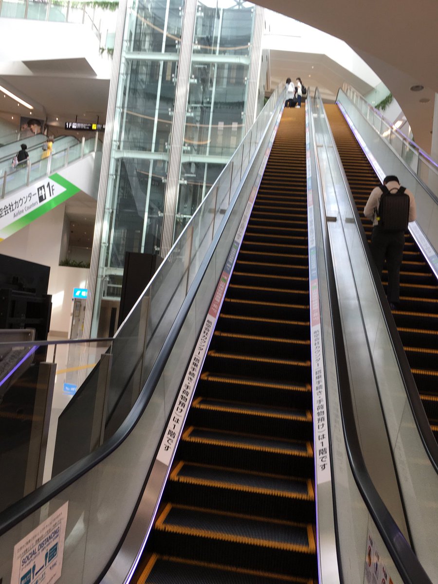 ayweYmQKHLhhQTE's tweet photo. 7/22 福岡空港*⋆✈
博多駅から地下鉄で5分✨
空港へ行くと、なんだか
#杉山清貴 さんの
#TransitInSummer
を思い出して💓ドキドキします https://t.co/44Lp4i1L04