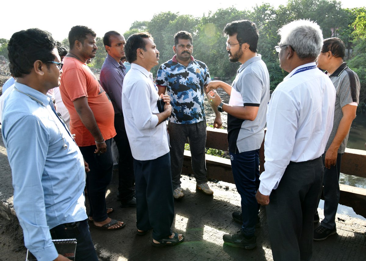 GVMC_VISAKHA's tweet photo. Commissioner GVMC CM Saikanth Varma IAS along with Corporator Sri V Bhaskar Rao inspected the Cannel at Ramakrishna Veedhi, Ward 35, Zone 4. Instructed officials to clear the silt accumulated due to water stagnation on war foot basis.

#SwachhSurvekshan2023 
#SwachhSurvekshan2023Visakhapatnam 
#VisakhaSwachhSankalpam 
#VizagSaysNotoPlastic 
#EcoVizag 
#ISupportEcoVizag 
#RRR4LIFE 
#IndiaVsGarbage 
#ChooseLiFE 
#CitizenFeedback 
@AndhraPradeshCM 
@AudimulapSuresh 
@GHVKumariMayor 
@CDMA_Municipal 
@SwachhBharatGov 
@SwachhaAndhra 
@SwachSurvekshan 
@swachhbharat 
@MoHUA_India 
@AmritMahotsav 
@pibvijayawada