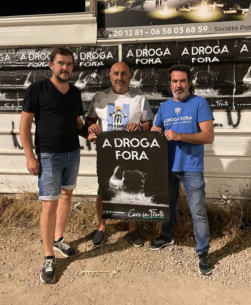 A DROGA FORA!
Ùn hè nè moda nè libertà 

Action d'affichage #CoreInFronte à Aiacciu.
Alors que la Corse connait une perte de ses repères et que tous les marqueurs sociaux sont au rouge, cette situation favorise les trafics et la consommation de drogues dures comme la cocaïne.