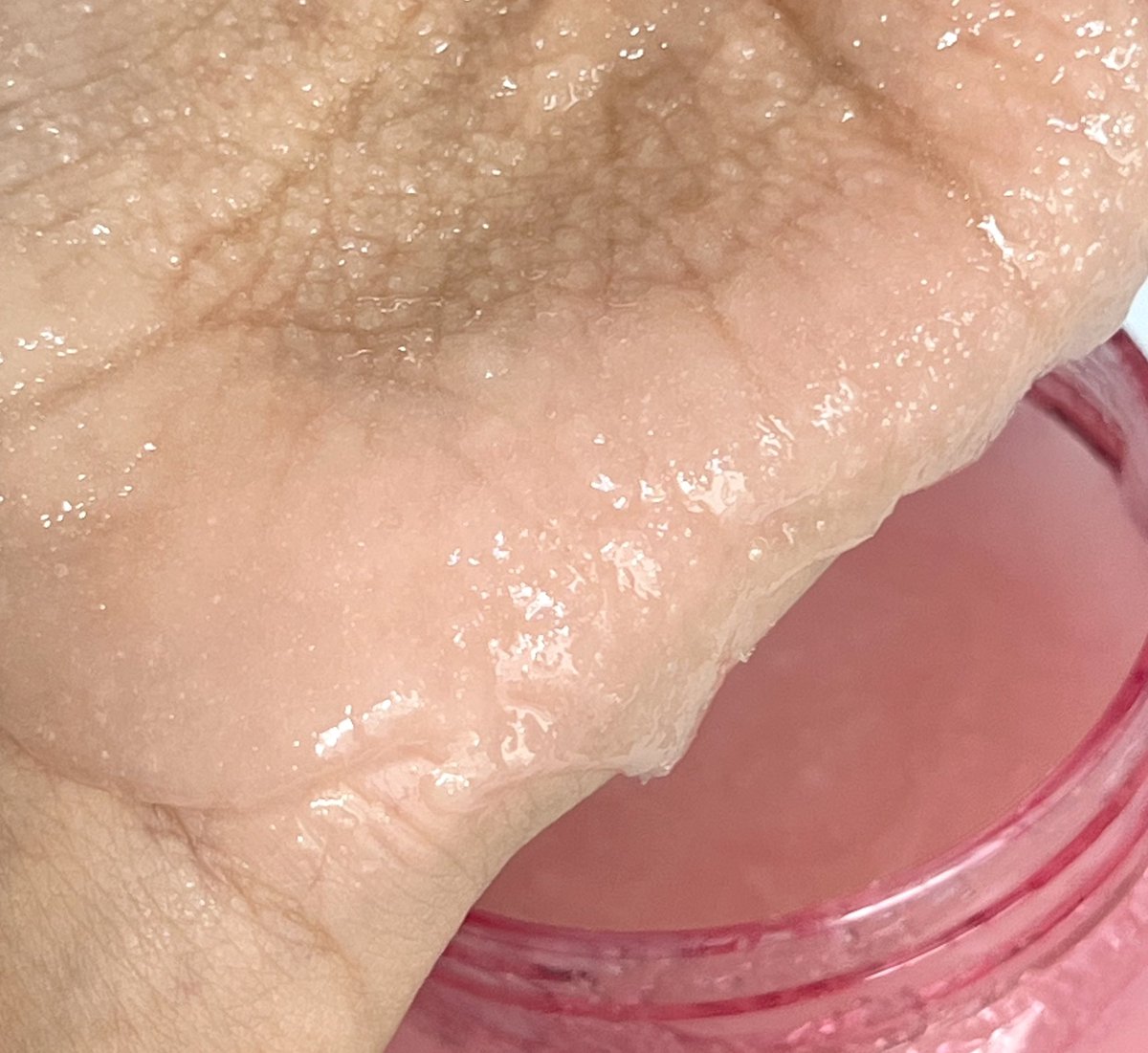 itfeelstory's tweet photo. ตกเป็นทาสสครับ plu ละㅠㅠ ตัวหอมตัวนุ่มเหมือนผิวเด็กเลย ติดใจความผิว glass skin มากๆ ไม่เคยผิวแบบนี้มาก่อน โดนชมไม่พักช่วงนี้ ใช้แบบหลอดหมดไป 2 หลอดล่าสุดตำสูตรใหม่มา กระปุกใหญ่มากกก ตก 400 กว่าบาทเอง ถูกและดี🙌🏻 https://t.co/oSbyUQhssi