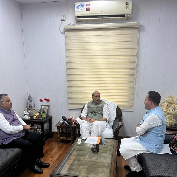 BJP National General Secretary and J&K Prabhari Sh. @tarunchughbjp along with J&K BJP General Secretary Sh. @Sunil_SharmaBJP met Union Defence Minister Sh. @rajnathsingh in New Delhi. https://t.co/wu0FBUCMnv