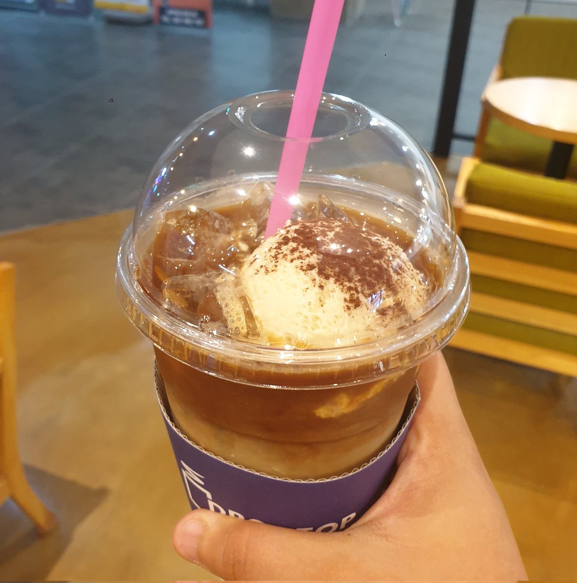 커피는 드롭탑이라는 곳에서 바닐라 아이스크림 라떼 라지를 마셔봤는데요
1. 커피향이 무지 좋고
2. 아래 깔린 우유층이랑 섞어마시면 깔끔한 단맛이 됨
3. 아이스크림 완전 쫀득쫀득함...ㄷㄷ그냥 고깃집 바닐라아이스크림 대용량 이런게 아닌거같애