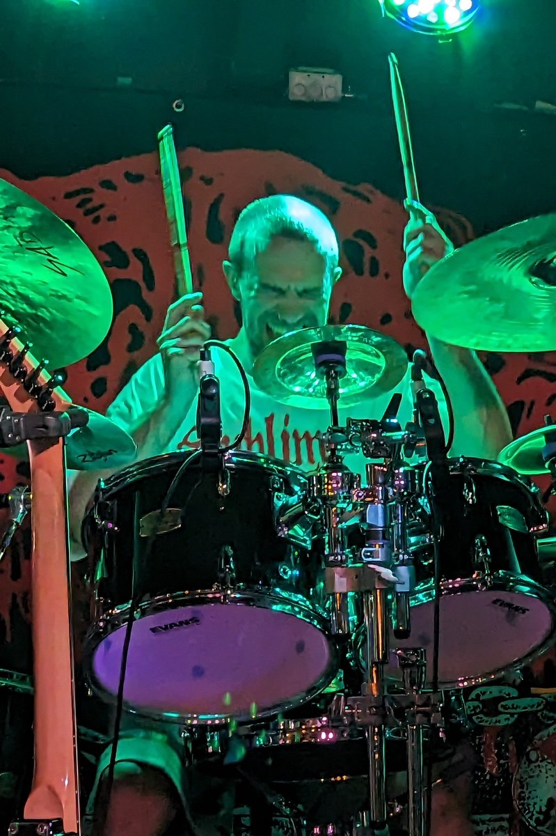 SHÜTTERFØXXi tweet media