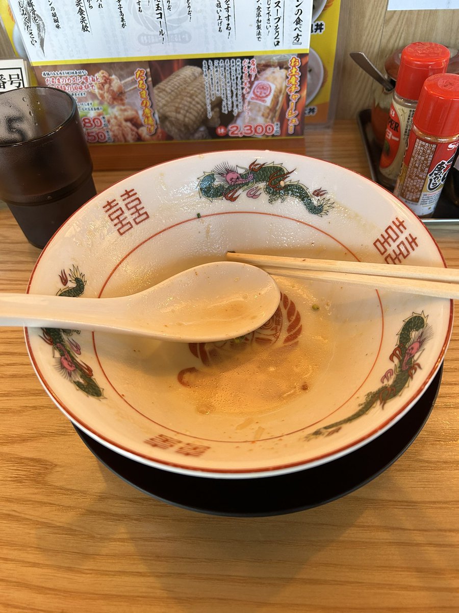 win3110usa's tweet photo. 本日のラー活

府中のだるまさんにお邪魔して来ました😁

一口スープを飲んでビックリ‼️今まで食べたいた博多豚骨とは全然違う！豚骨臭がしっかりでクリーミーうま過ぎる❣️お店は豚骨臭はしません。

初めてtopsのチョコレートケーキ🍰を食べた時以来の衝撃🫨

ダルマラーメン¥850
#だるま https://t.co/PYHYsdWG6j