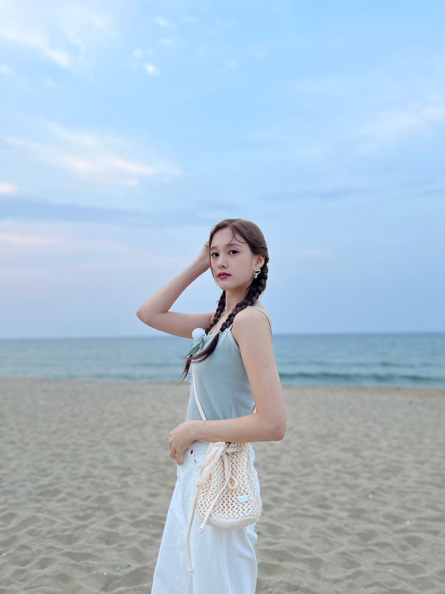 STAYC_talk's tweet photo. 🐶💬
바닷가 앞에서 행복이 팡팡😆🌊🌊

#STAYC #스테이씨 #J #재이 https://t.co/wMTDkCJsbc