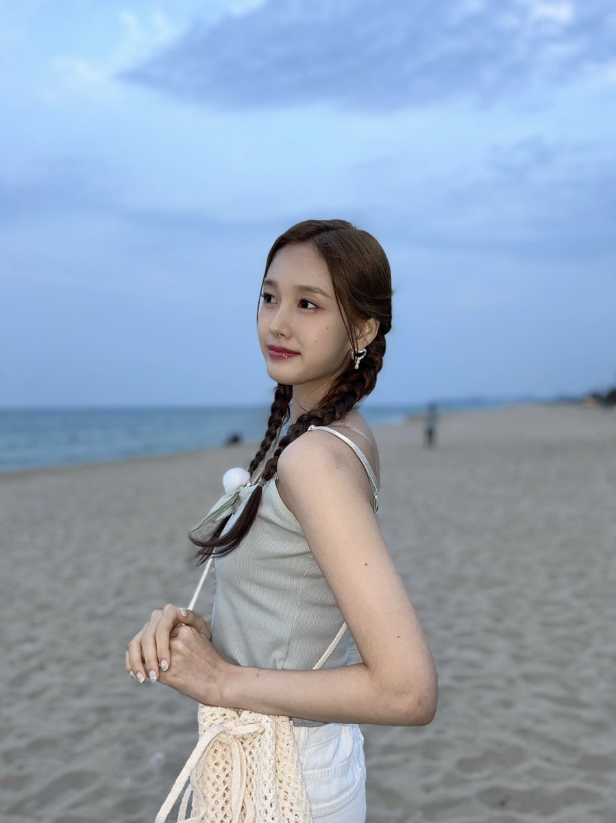 STAYC_talk's tweet photo. 🐶💬
바닷가 앞에서 행복이 팡팡😆🌊🌊

#STAYC #스테이씨 #J #재이 https://t.co/wMTDkCJsbc