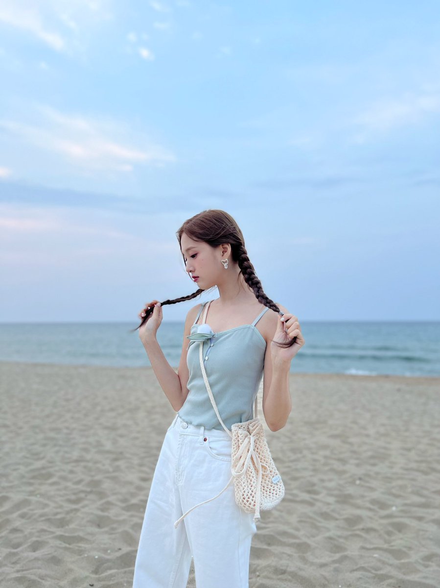 STAYC_talk's tweet photo. 🐶💬
바닷가 앞에서 행복이 팡팡😆🌊🌊

#STAYC #스테이씨 #J #재이 https://t.co/wMTDkCJsbc