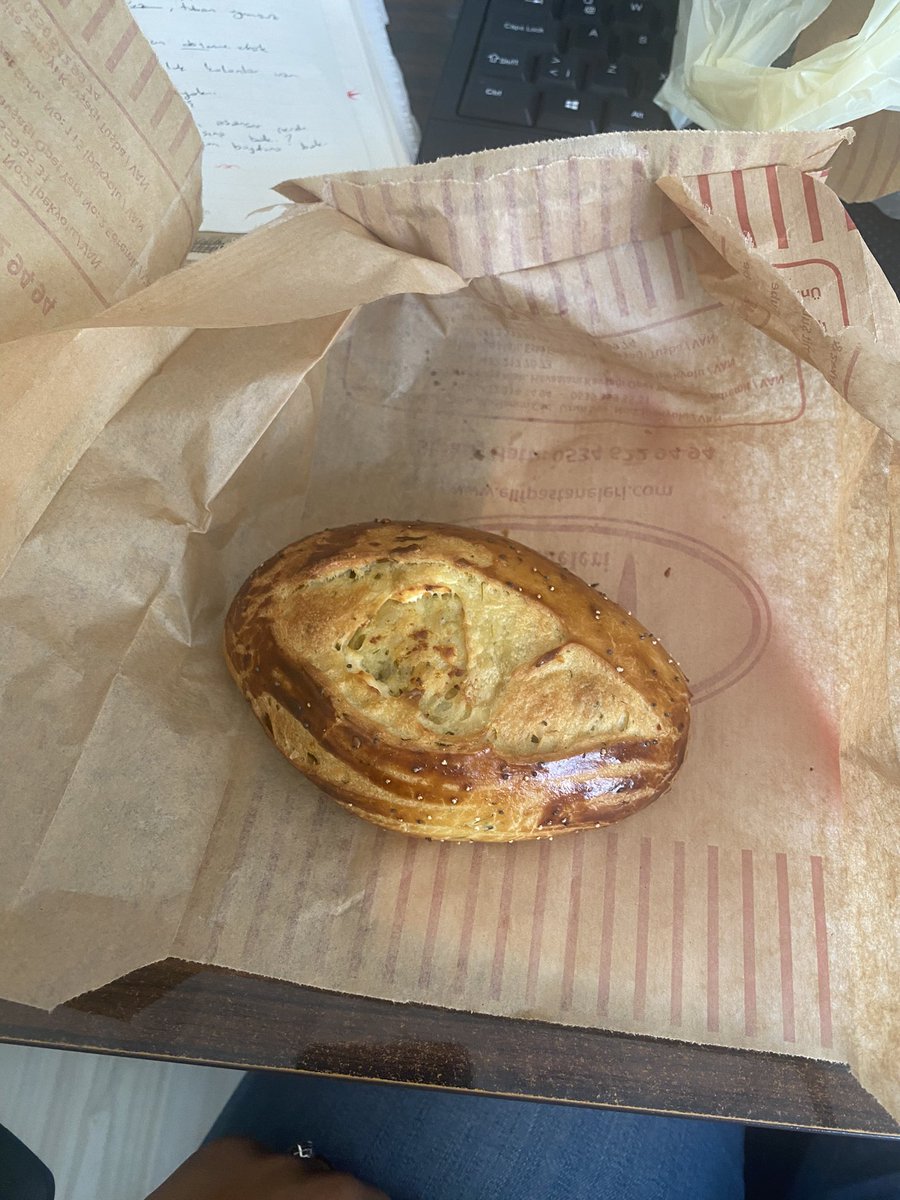 Sabah birkez daha hayata olan bakış açım değişti. Bu küçücük poğaça 12 tl olmuş yaşamayalım hiç boş yere