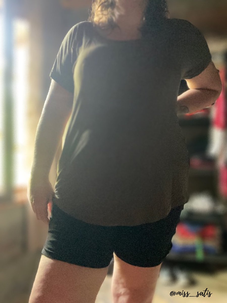 miss_satis's tweet photo. La confiance en soi passe aussi par changer de garde-robe. Arrêter de se cacher. #jeudilibre #freedomthursday #jueveslibre #normalizerealbodies
Avant. Après. https://t.co/7PDIZfiyvv