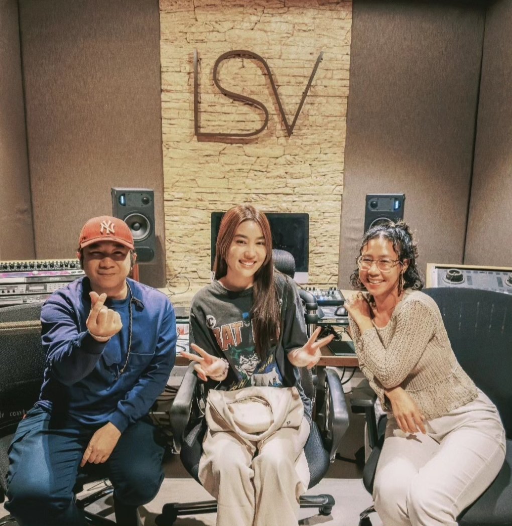 MACSARUN's tweet photo. งานเพลงน้องแปม เสร็จแล้นค่า!!!! ❤️🎊🤩💯

@pamperpaam @tabbykokila 
#แปมอัญญ์ชิสา #PdMACSARUN 
#Producer #SongWriter 
#FLYWAYrecord 
#LakeSideVillageStudio
#warnermusicthailand https://t.co/qaSMZfeJ0e