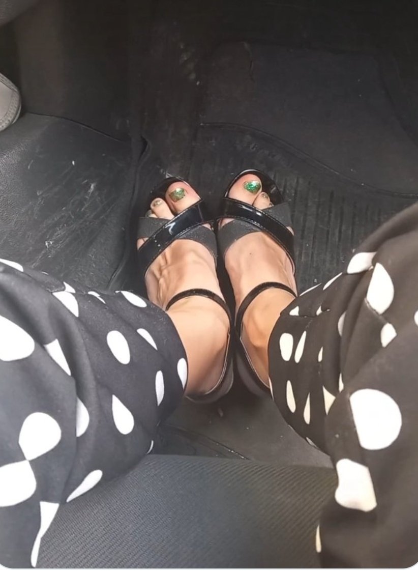 ipiedi_di_viola's tweet photo. @Guy77The Feet in the car..thank you for the thread 😘 https://t.co/kpW08BsK5W