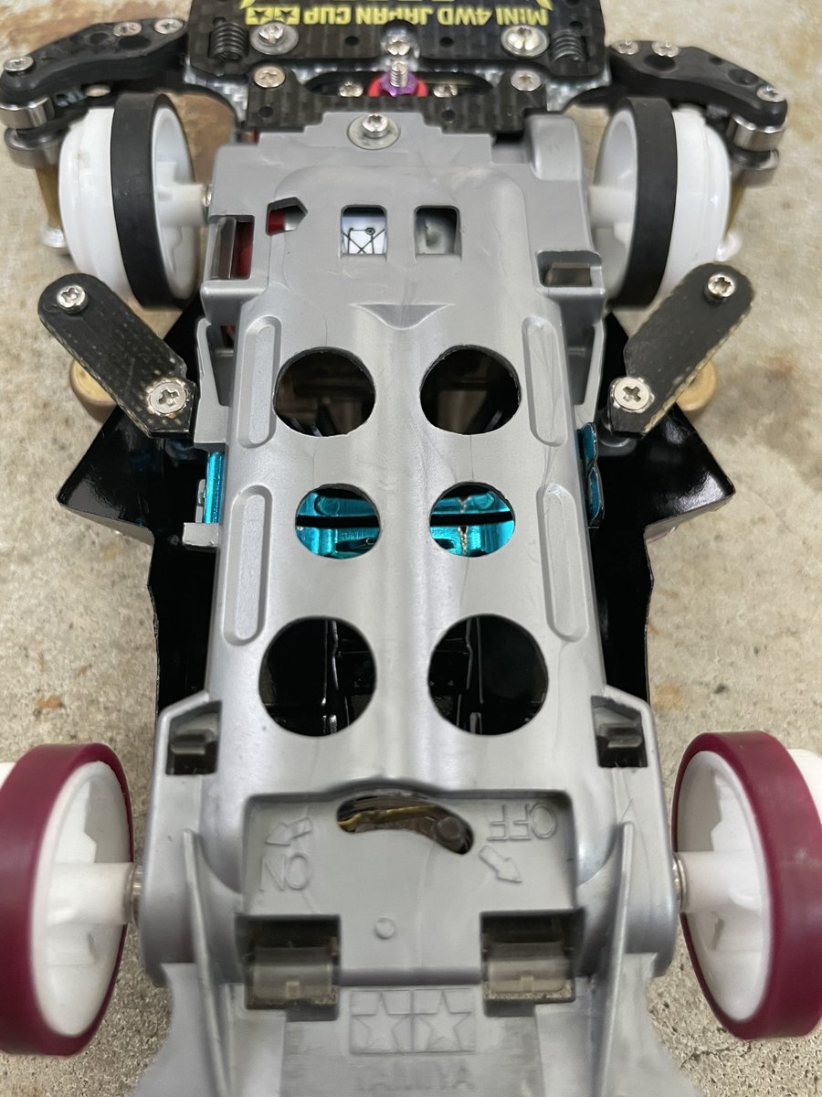 CUbiiZ9TyQXAJFa's tweet photo. The chassis has been reduced in weight.But Not my idea.
#mini4wd #ミニ四駆 #tamiya #タミヤ
#vschassis #fmvs #oldstyle https://t.co/33DTTXdtzk
