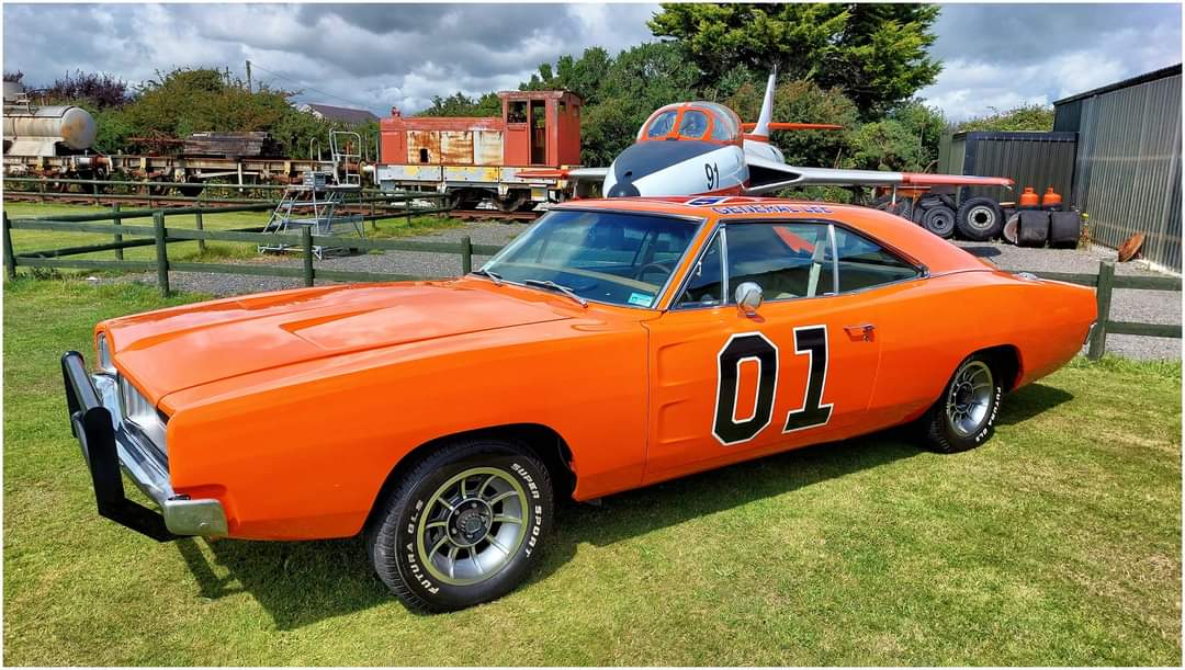 General Lee popped by for a visit! #dukesofhazzard #americanicon #RetroStars #Retro Just brilliant to see & chat to the owners!