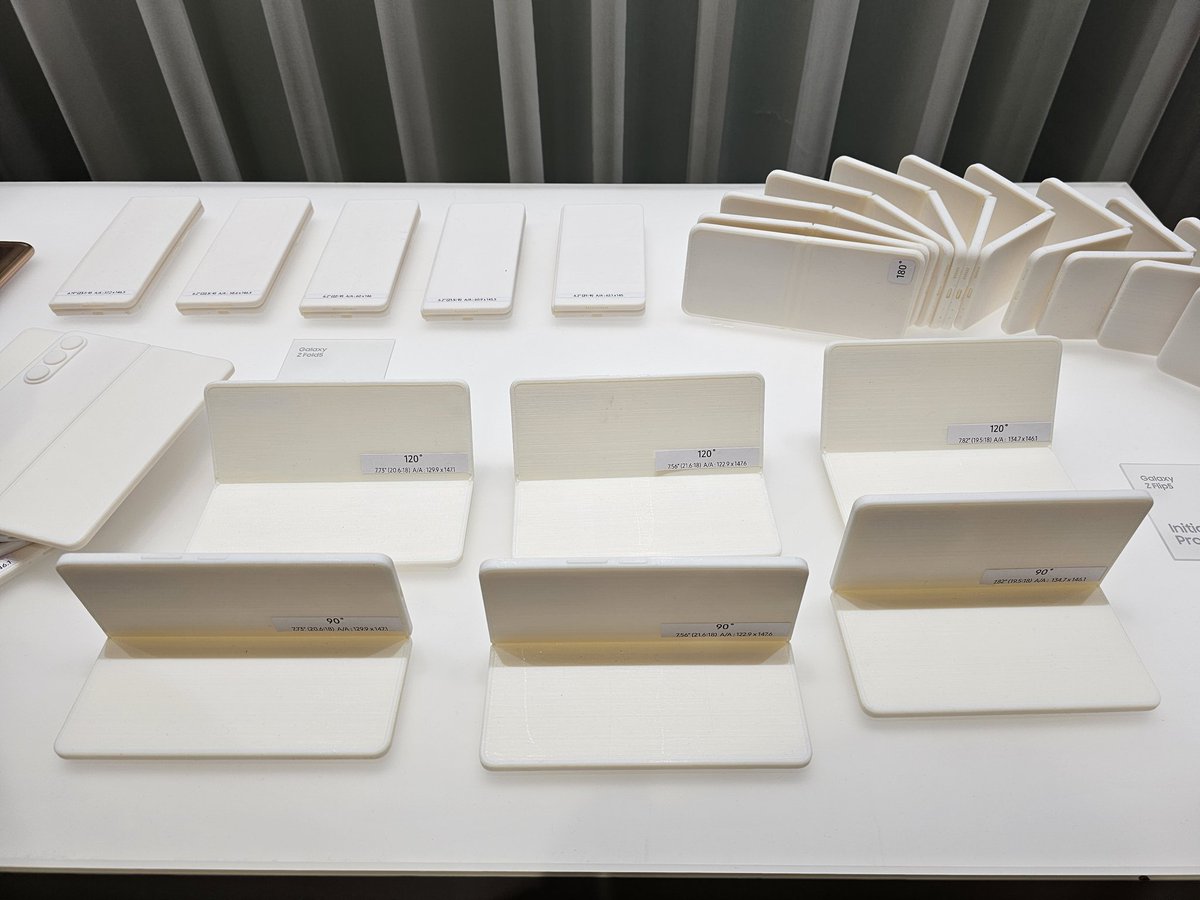 Co powiecie na Folda z rysikiem? Sztooooos. To by była nowość! 

Ale zmiana formatu ekranu też by była wskazana... why not both? 🫣😅