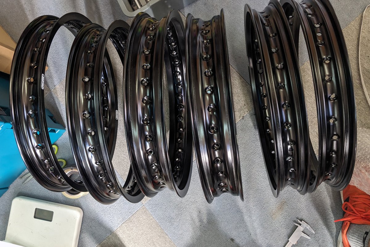 Go_Duffy22's tweet photo. ファンバイク用の新たな試作リムできてきましたよー。
まずはテストから。これはきっと販売は年末になっちゃうなーＷ
テスト終わったら受付開始にしよＷその前にサイズ選定。
#agatutility #funbike #ttr125 #crf125f #エンデューロ
#ファンバイク #ファンライド https://t.co/hIiqUe1Esi