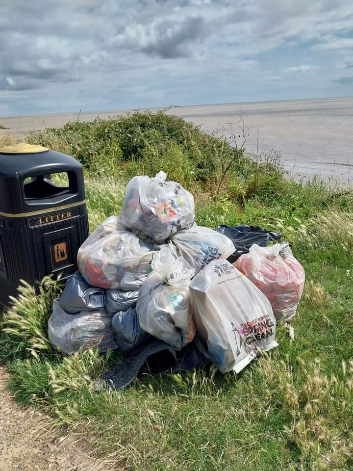 #NationalMarineWeek The wonderful Walton Wallys at the seafront doing what they do best 😊 🚮♻️ @KeepBritainTidy
14 bags of rubbish collected this time. Protecting our blue spaces and having fun doing it 🌏 💙