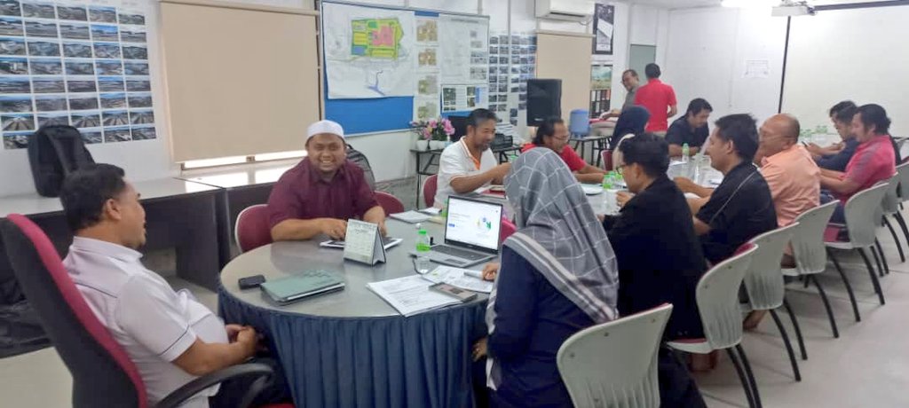PasukanProjekTrg (@teamprojektrg) on Twitter photo Mesyuarat Pemantauan no.5 bagi projek Menyiapkan Baki Kerja Hospital Dungun,Terengganu (Fasa 1B). <a href="/JKRTerengganu/">JKR Terengganu</a> <a href="/TeamProjekTrg/">PasukanProjekTrg</a> <a href="/HasliJKR/">Hasli Ibrahim (Ir. Dr.)</a> <a href="/IrhjNapi/">Ir.Hj.MohdNapi</a> <a href="/hafiezPPK1_JKR/">Ir. Mohd Hafiz Bin Yahya</a>
#PPPT #JKR #BerJasaKepadaRakyat Mesyuarat Pemantauan no.5 bagi projek Menyiapkan Baki Kerja Hospital Dungun,Terengganu (Fasa 1B). <a href="/JKRTerengganu/">JKR Terengganu</a> <a href="/TeamProjekTrg/">PasukanProjekTrg</a> <a href="/HasliJKR/">Hasli Ibrahim (Ir. Dr.)</a> <a href="/IrhjNapi/">Ir.Hj.MohdNapi</a> <a href="/hafiezPPK1_JKR/">Ir. Mohd Hafiz Bin Yahya</a>
#PPPT #JKR #BerJasaKepadaRakyat