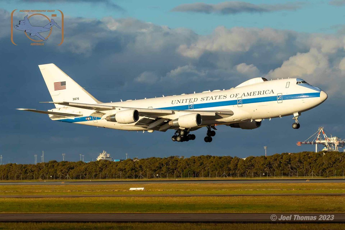 @SecDef onboard the “Doomsday Plane” arriving into @BrisbaneAirport this afternoon in preparation for #ausmin talks this weekend.
#USAF #uswithaus