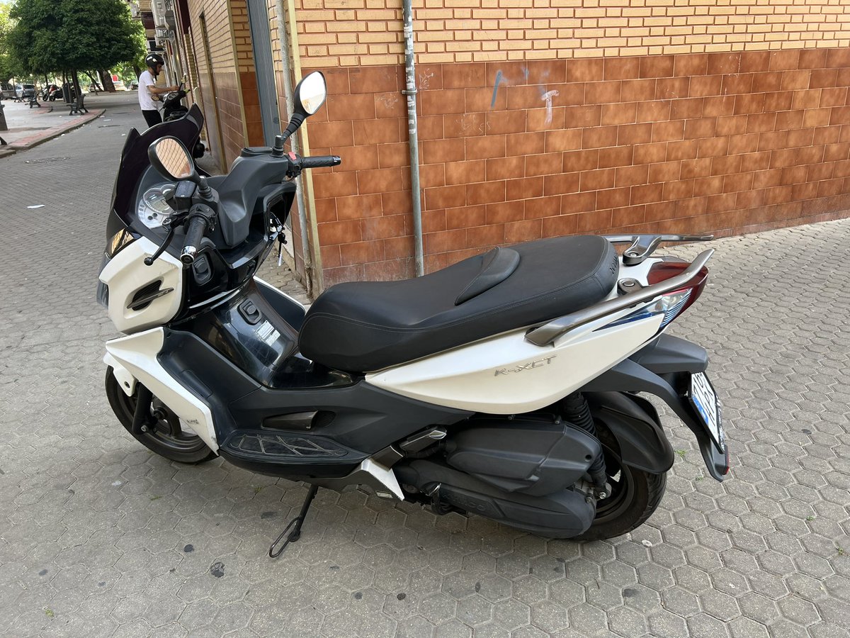 Dany99207's tweet photo. Esta noche me han robado la moto en calle Puerto del Escudo Rochelambert Sevilla. Subo fotos por si alguien la ve. Que contacte conmigo por aquí por favor la necesito para trabajar🙏🏽 https://t.co/wr2YSi3Jn7