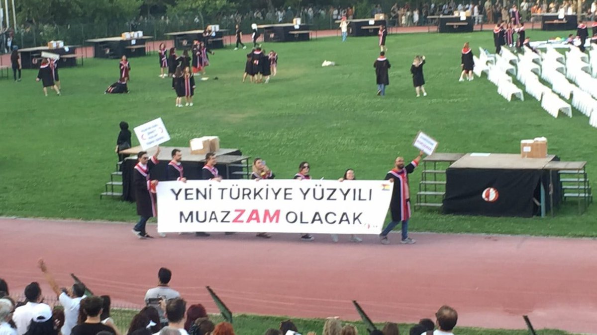 solcugazete's tweet photo. ODTÜ öğrencileri, rektörlüğün 'yasak' kararına rağmen Devrim Stadyumu'nda mezuniyet töreni düzenledi. https://t.co/g6b3ZNrkaN