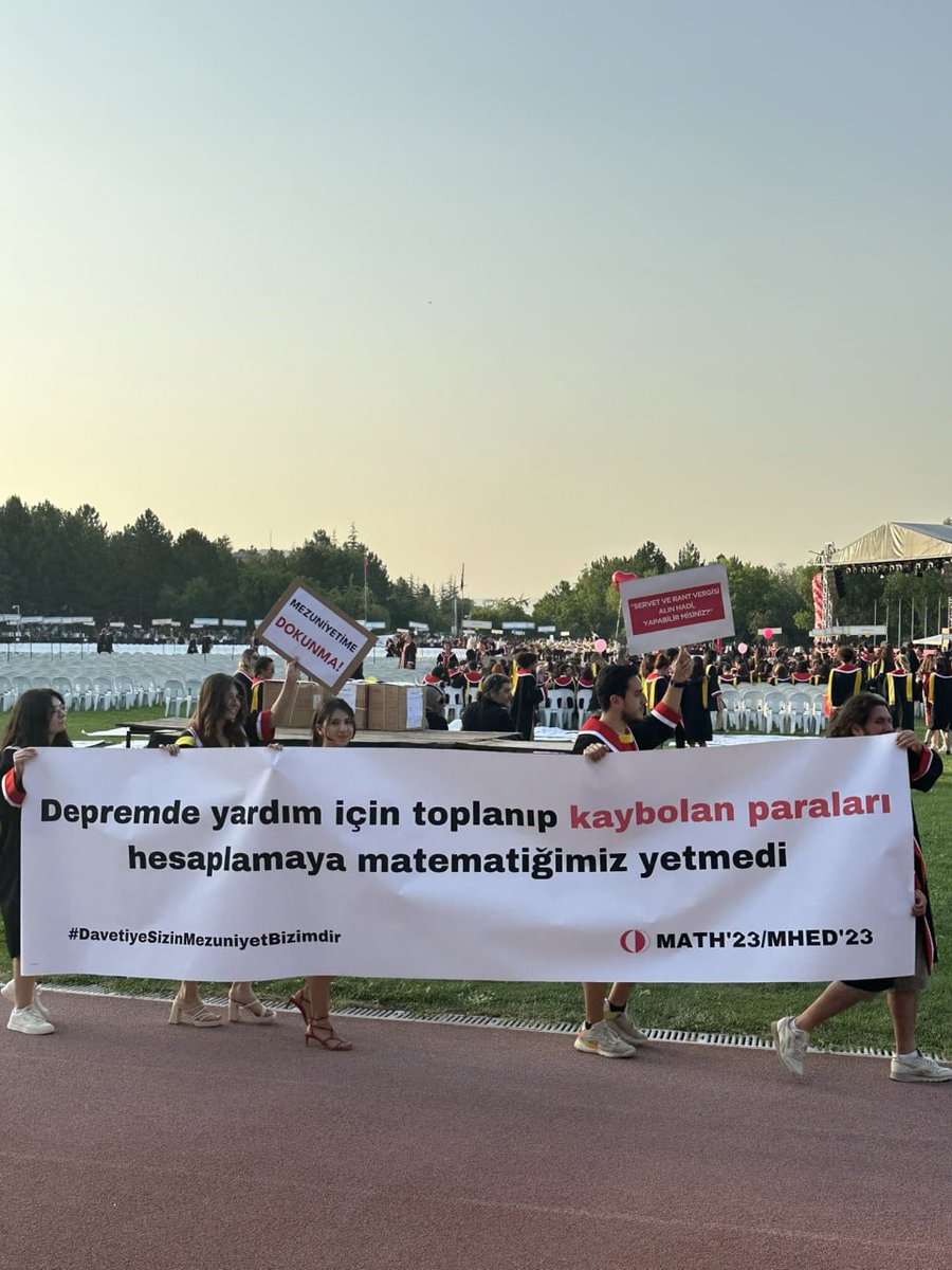 solcugazete's tweet photo. ODTÜ öğrencileri, rektörlüğün 'yasak' kararına rağmen Devrim Stadyumu'nda mezuniyet töreni düzenledi. https://t.co/g6b3ZNrkaN