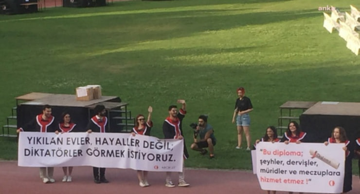 solcugazete's tweet photo. ODTÜ öğrencileri, rektörlüğün 'yasak' kararına rağmen Devrim Stadyumu'nda mezuniyet töreni düzenledi. https://t.co/g6b3ZNrkaN